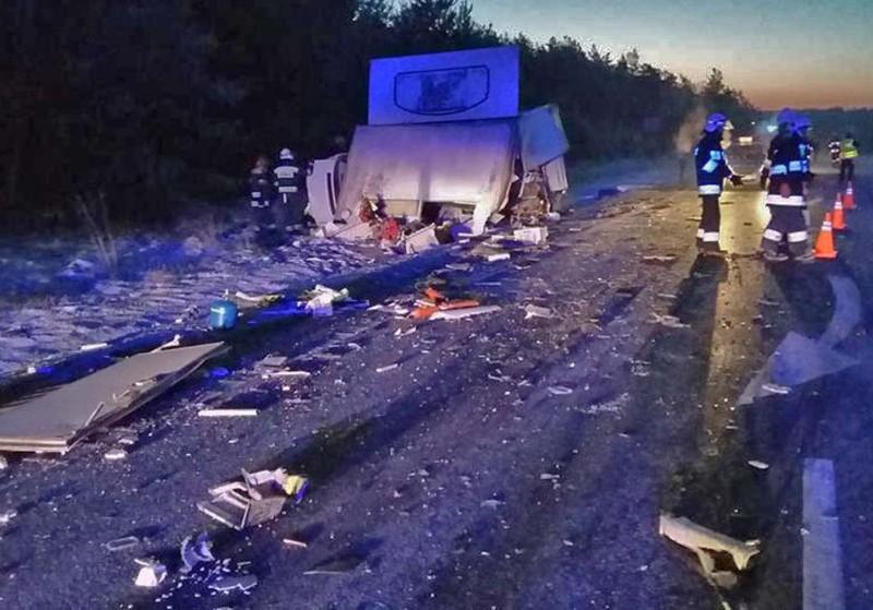 Sklep rozjechany przez ciągnik renault