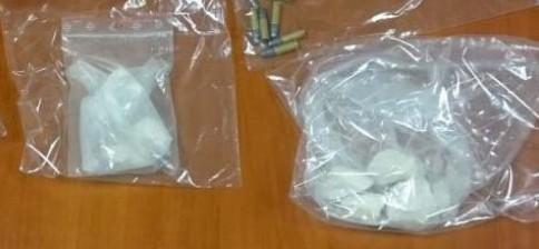 800 porcji kokainy, kilogram marihuany i kradziony opel