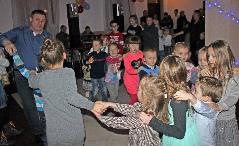 Zabawa pod choinką w strażackiej świetlicy