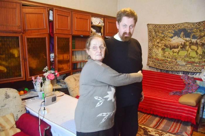 Pani Halina wyciąga rękę po pomoc