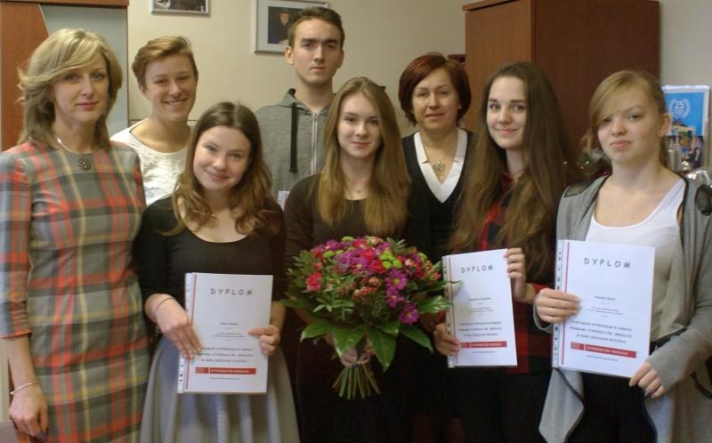 Pierwsza Dama wręczała stypendia uczniom, a szkole wyróżnienie