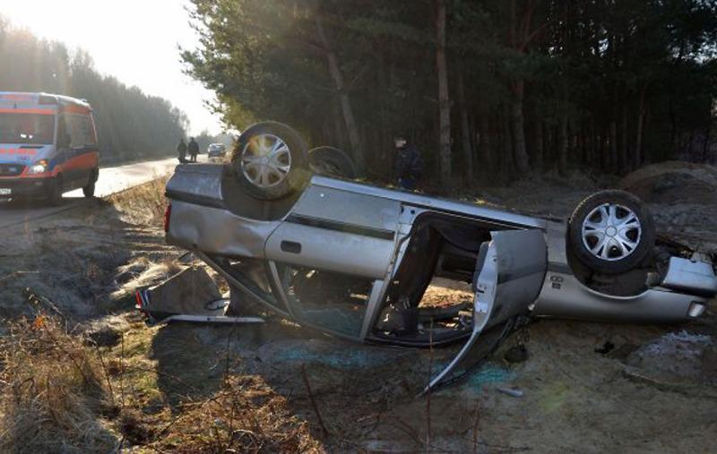 Śmierć kierowcy po dachowaniu opla