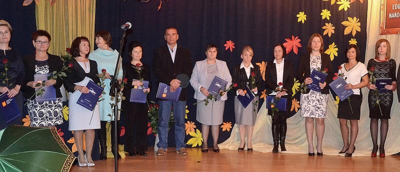 Nauczyciele z nagrodami i medalami