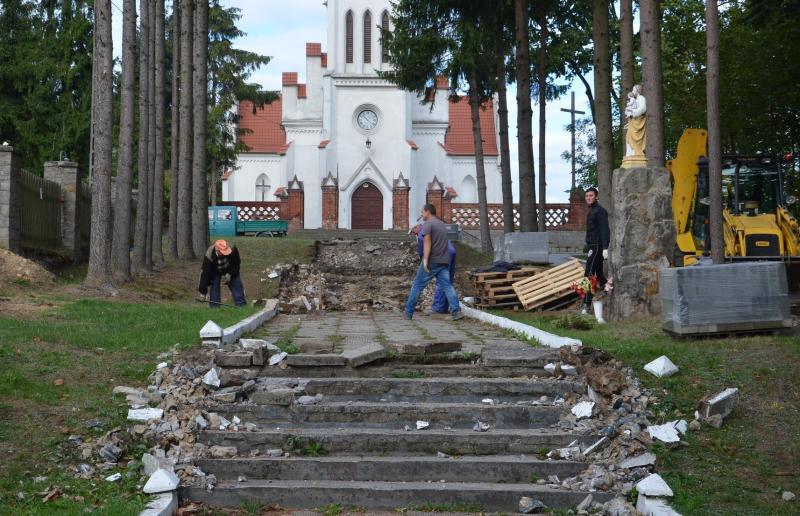 Do kościoła nowymi schodami