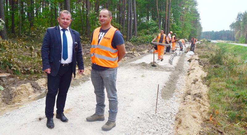 Wycinają drzewa i przesuwają płoty
