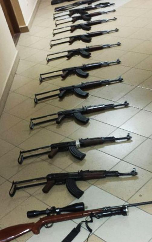 Policjanci zlikwidowali magazyny nielegalnej broni
