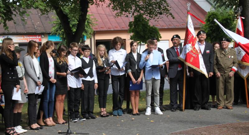 Patriotyczne spotkanie pod pomnikiem