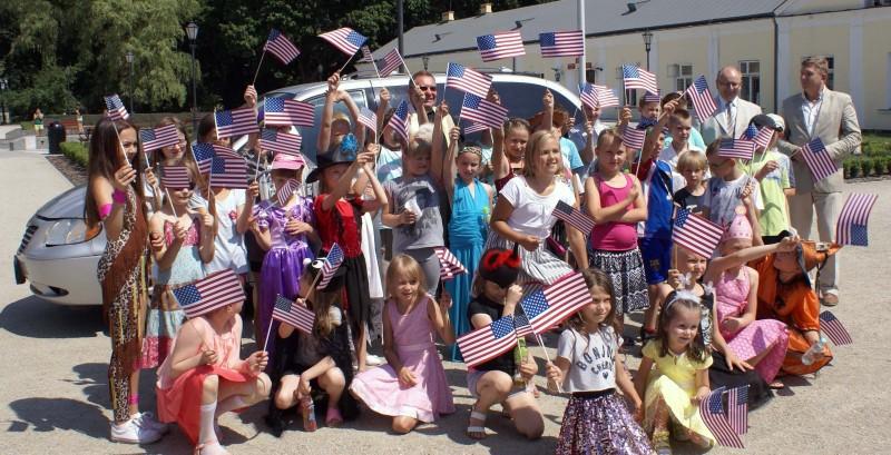 Samochód za złotówkę w prezencie z ambasady USA