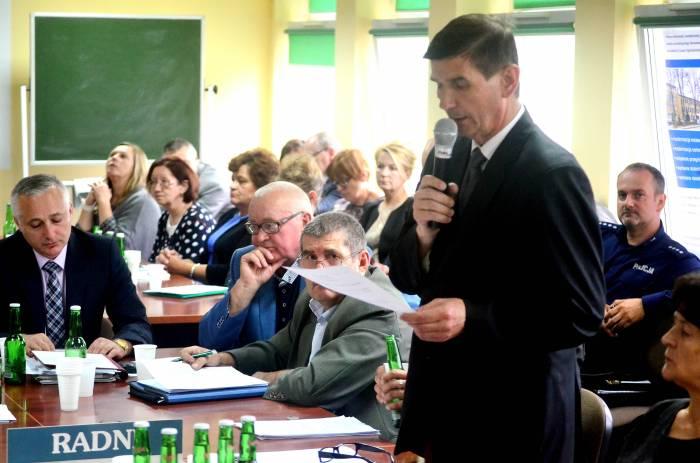 Głośne zwolnienie z politycznymi przepychankami w tle