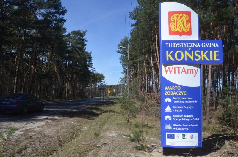Witają turystów przy drodze
