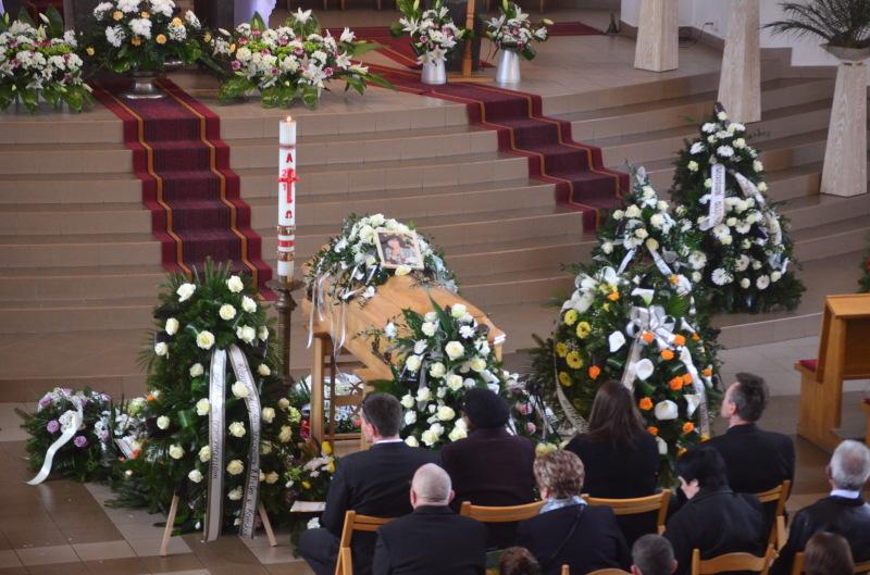 Pożegnana morzem białych kwiatów