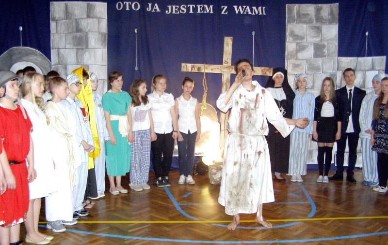 Chrystus dźwigał ciężki krzyż