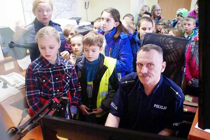 Dzieci podglądały pracę policjantów