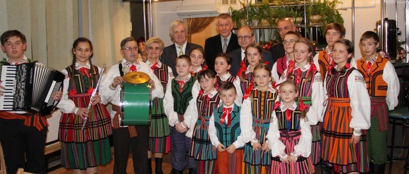 Emeryci kolędowali z dzieciakami