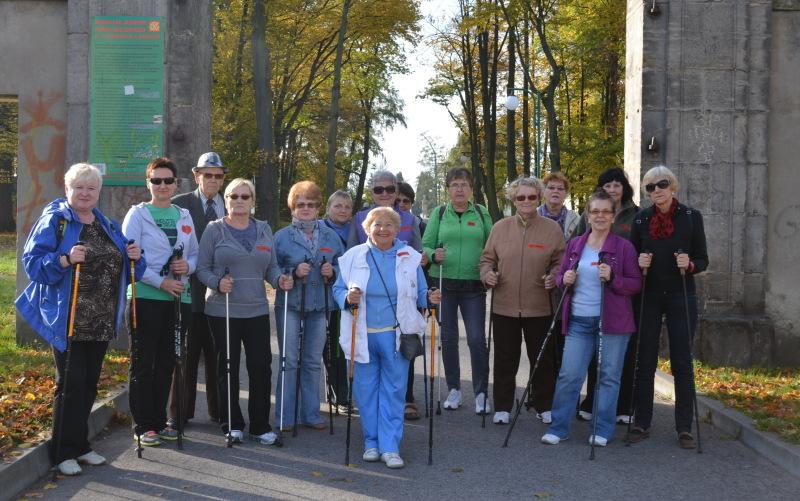Seniorzy spacerują z kijami