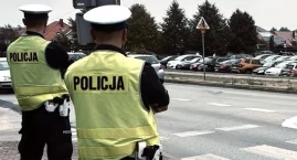 Wypadek w Końskich. Motocyklem uderzyła w audi. Zost…
