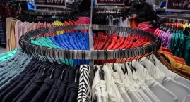 RADOSZYCE. Ciuchy na bazarowym straganie udawały mar…