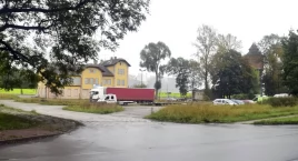 Zdjęcie przedstawia: KOŃSKIE. Coś wreszcie się ruszyło! Plac przed dawnym dworcem PKP sprzedany miastu [ZDJĘCIA]