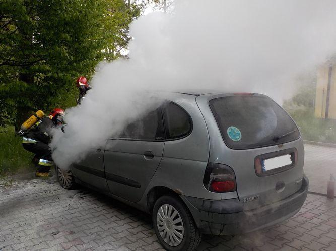 Palił się samochód koło szpitala