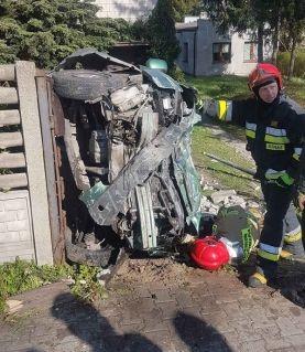 Wpadł w ogrodzenie prywatnej posesji... Kierowca z dużymi promilami