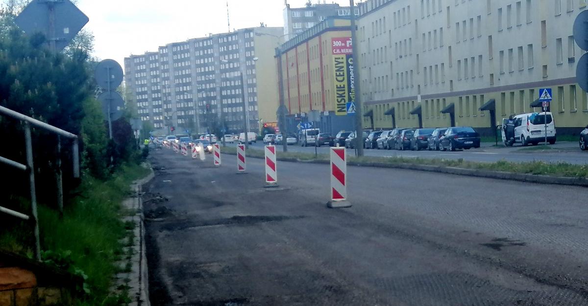 Na al. Piłsudskiego w Skarżysku trwa wymiana nawierzchni, 12 maja (wtorek) całkowite zamknięcie pasa drogowego