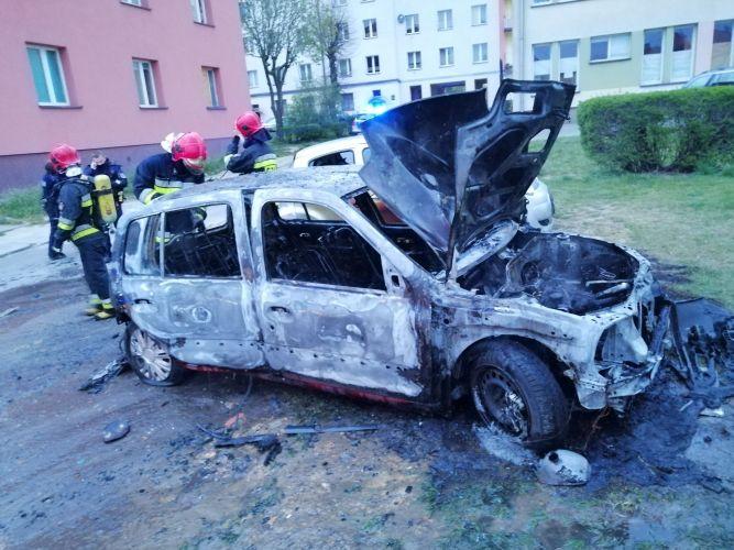 Pożar samochodu na parkingu przy ulicy Prusa w Skarżysku