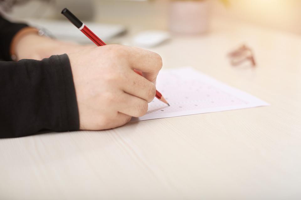 Szkoły zamknięte do 24 maja. Matury od 8 czerwca, egzamin ósmoklasisty od 16 czerwca