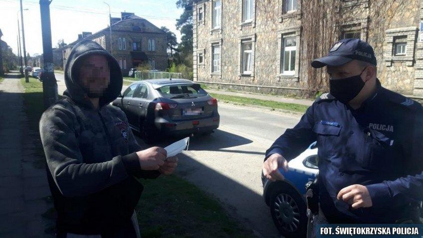 Policjanci wręczali maseczki