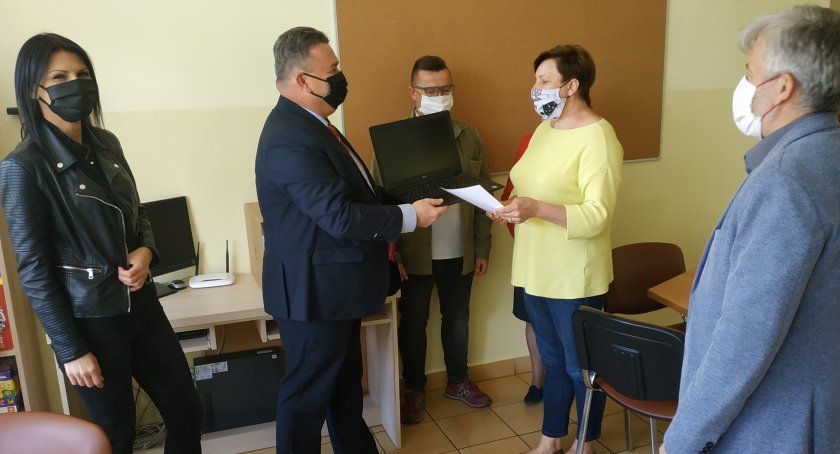 Gmina Skarżysko Kościelne pozyskała laptopy dla szkół z terenu gminy 