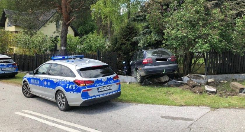 Finał ucieczki przed policjantami zakończony na ogrodzeniu posesji 