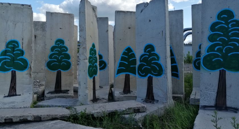 W betonowym lesie, betonowe drzewa 