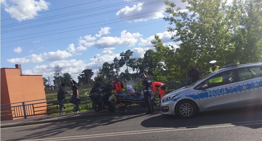 Motocyklista poszkodowany. Czy to było potrącenie?  