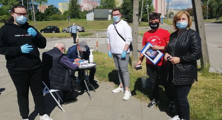 W Skarżysku zbierano podpisy poparcia dla Rafała Trzaskowskiego 