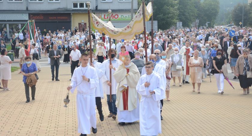 Tłumy wiernych na procesjach Bożego Ciała w Skarżysku