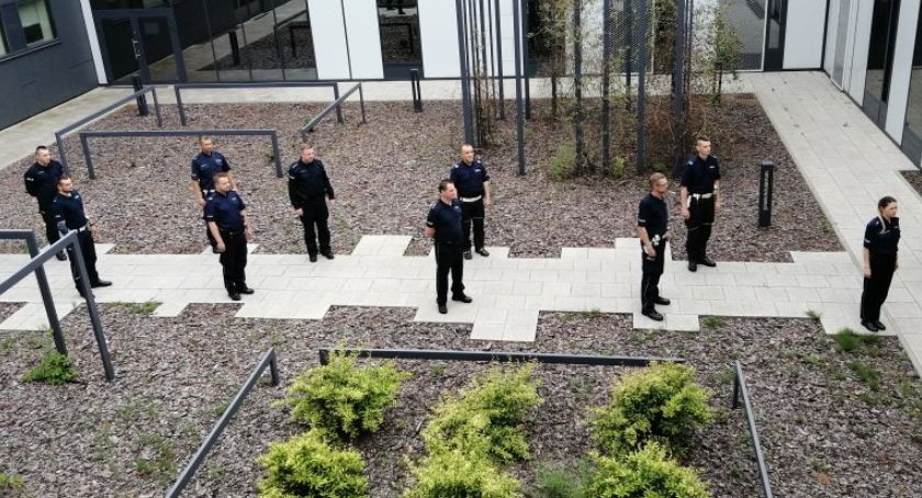 Policjanci pomagają Wojtusiowi...