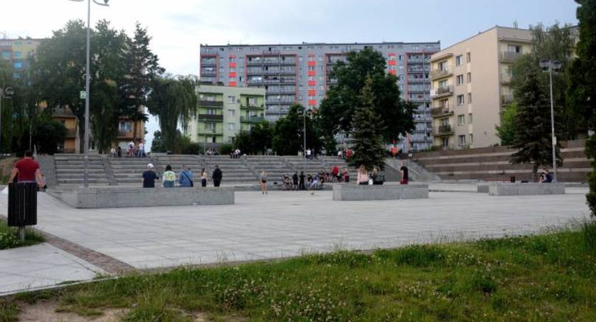 Czy Plac Staffa powinien być zamknięty dla młodzieży ?