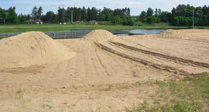 Nowy piasek na plaży nad zalewem w Bliżynie, w tym roku kąpielisko bez ratowników 
