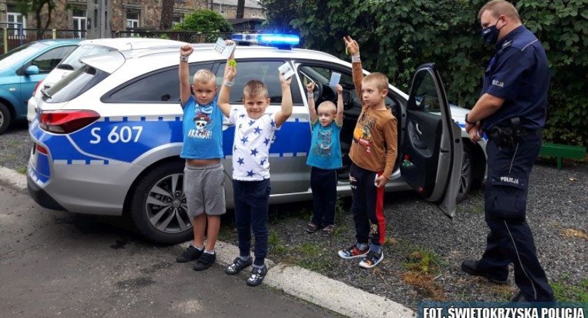 Policjanci z wizytą u przedszkolaków i kolonistów 
