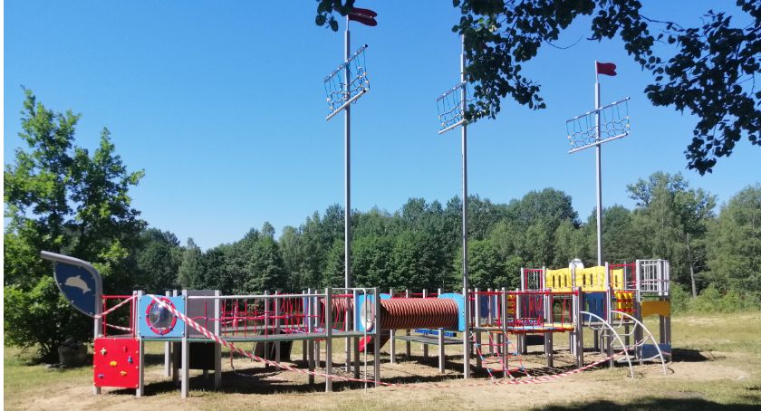 Arka stanęła na Bernatce,  miejsca do rekreacji dla dzieci nad zalewem Bernatka gotowe 