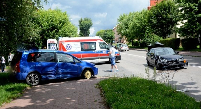 Jedna osoba poszkodowana w wyniku zderzenia dwóch pojazdów na ul. Norwida 