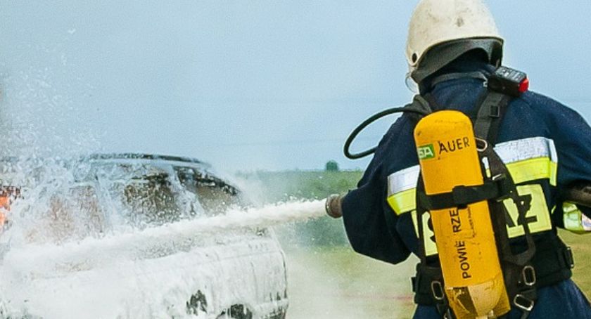 Auto w ogniu na krajowej trasie. Dlaczego doszło do pożaru?