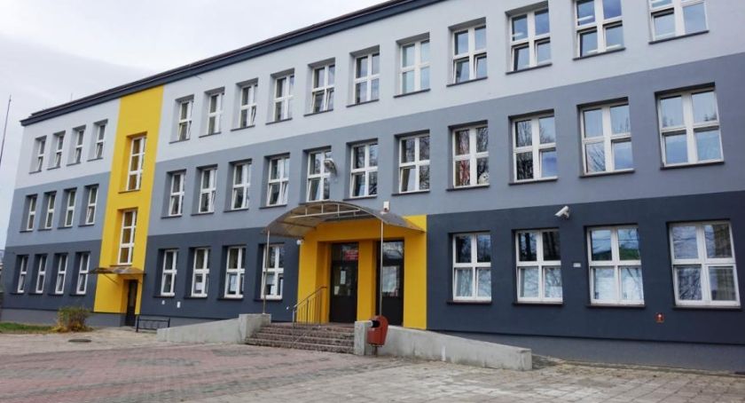 Między piętrami po specjalnej platformie