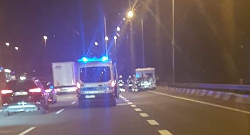 Droga w kierunku stolicy całkowicie zablokowana. Przyczepa kempingowa na boku 