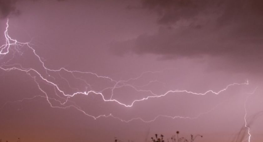 Uwaga! W nocy w powiecie skarżyskim mogą wystąpić burze z gradem