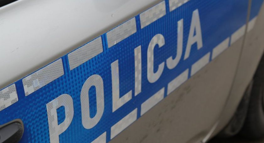 Zniszczona toyota i właściciel, który już oszacował straty. Zadanie dla policjantów 
