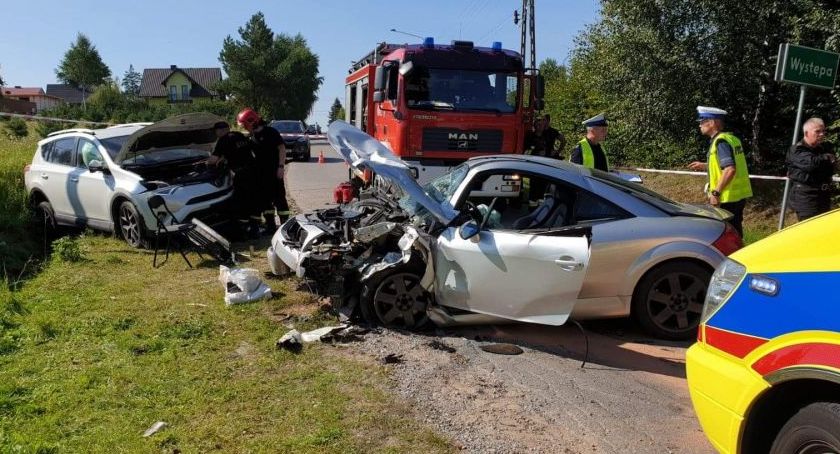 Czołówka na łuku drugi. W tle alkohol w organizmie kierowcy audi