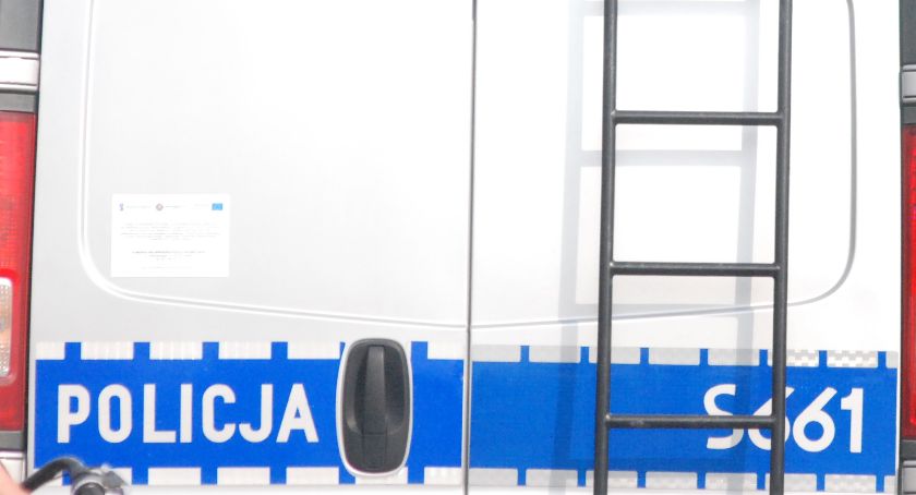 O tej podróży powinien jak najszybciej zapomnieć. Policjanci skuli go w kajdanki 