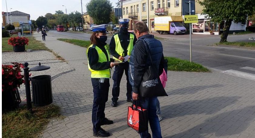 Oświecanie pieszych przez policję