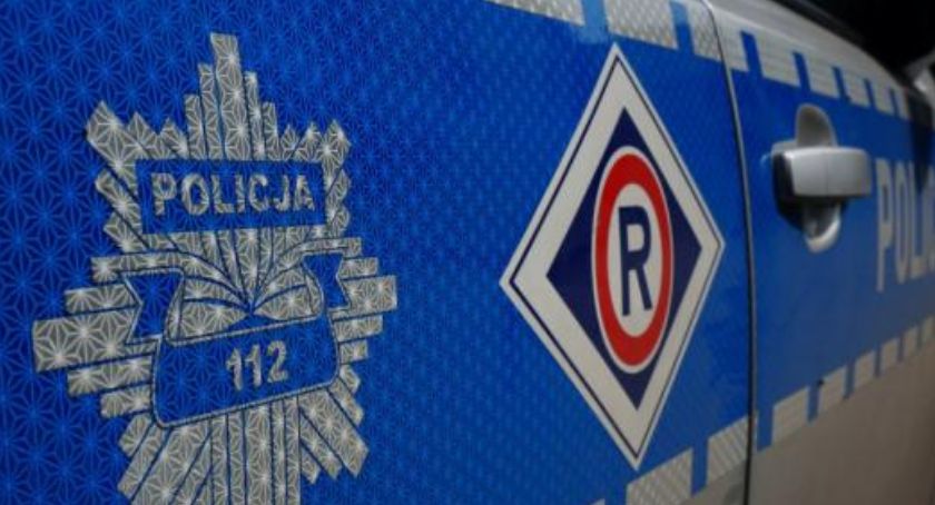 Zniszczony pojazd i bariery. Nocna kraksa na ekspresowej siódemce