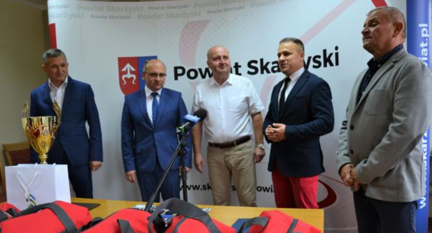 Klub Sportowy Global Pharma Orlicz 1924 odbiera gratulacje